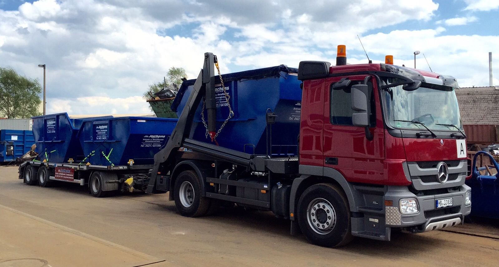 LKW mit Absetzcontainern – eigener Fuhrpark von Jochens